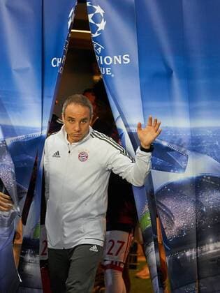 Mannschaftsarzt Dr. Volker Braun, Halbfigur , Aktion, Einzelbild, Portrait, Portraet, Einzelaktion PSG PARIS SAINT GERMAIN - FC BAYERN MUENCHEN 3-0 Gruppenphase Hinspiel, Fussball UEFA Champions League, Paris, 27.09.2017 CL Saison 2017 2018, FCB,