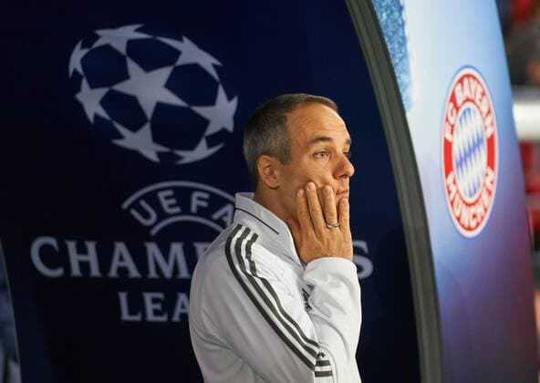 Mannschaftsarzt Dr. Volker Braun, Halbfigur , Aktion, Einzelbild, Portrait, Portraet, Einzelaktion PSG PARIS SAINT GERMAIN - FC BAYERN MUENCHEN 3-0 Gruppenphase Hinspiel, Fussball UEFA Champions League, Paris, 27.09.2017 CL Saison 2017 2018, FCB,