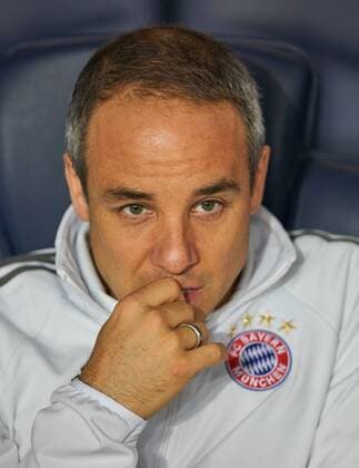 Mannschaftsarzt Dr. Volker Braun, Halbfigur , Aktion, Einzelbild, Portrait, Portraet, Einzelaktion Emotionen, enttaeuscht, Enttaeuschung, Frust, frustriert, Trauer ,traurig, verzweifelt, Verzweiflung PSG PARIS SAINT GERMAIN - FC BAYERN MUENCHEN 3-0 Gruppenphase Hinspiel, Fussball UEFA Champions League, Paris, 27.09.2017 CL Saison 2017 2018, FCB,
