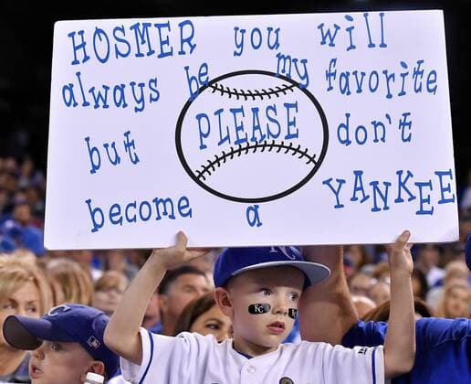 Bilder des Tages - SPORT September 28, 2017 - Kansas City, MO, USA - A young Kansas City Royals Eric Hosmer fan displays his sign between innings against the Detroit Tigers at Kauffman Stadium in Kansas City, Mo., on Thursday, Sept. 28, 2017. Detroit at Kansas City - ZUMAm67_ 20170928_zaf_m67_035 Copyright: xJohnxSleezerx