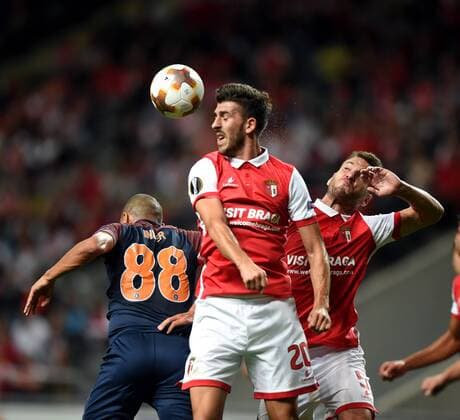 (170929) -- BRAGA, Sept. 29, 2017 -- Braga s Paulinho (C) vies with Istabul s Gokhan Inler (L) during the UEFA Europa League soccer match between SC Braga and Istanbul Basaksehir in Braga, Portugal, on Sept. 28, 2017. Braga won 2-1. ) (SP)PORTUGAL-BRAGA-UEFA-EUROPA LEAGUE ZhangxLiyun 