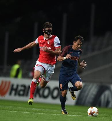 (170929) -- BRAGA, Sept. 29, 2017 -- Braga s Nikola Vukcevic (L) vies with Istabul s Mossoro during the UEFA Europa League soccer match between SC Braga and Istanbul Basaksehir in Braga, Portugal, on Sept. 28, 2017. Braga won 2-1. ) (SP)PORTUGAL-BRAGA-UEFA-EUROPA LEAGUE ZhangxLiyun 