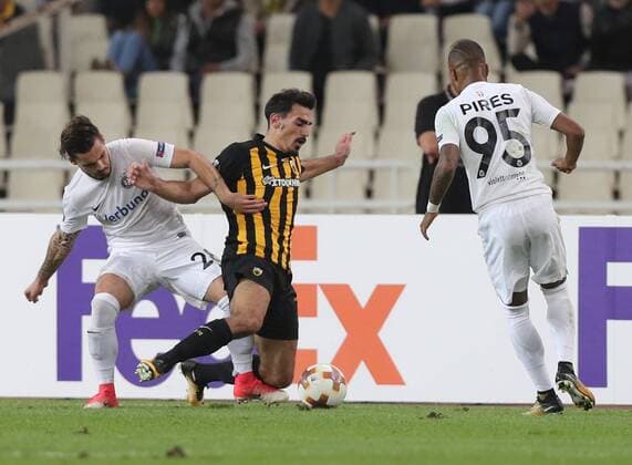 SOCCER - EL, Athens vs A.Wien ATHENS,GREECE,28.SEP.17 - SOCCER - UEFA Europa League, group stage, AEK Athens vs FK Austria Wien. Image shows Christoph Martschinko (A.Wien), Lazaros Christodoulopoulos (AEK Athen) and Felipe Pires (A.Wien). GEPAxpictures xChristianxOrt