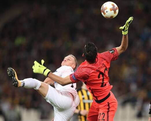 SOCCER - EL, Athens vs A.Wien ATHENS,GREECE,28.SEP.17 - SOCCER - UEFA Europa League, group stage, AEK Athens vs FK Austria Wien. Image shows Christoph Monschein (A.Wien) and Giannis Anestis (AEK Athen). GEPAxpictures xChristianxOrt