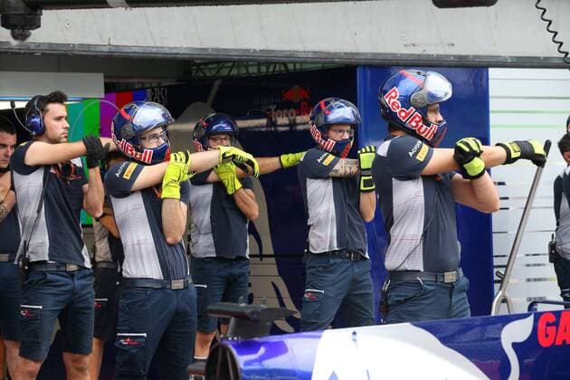 29.09.2017 - Free Practice 1, Toro Rosso mechanics Malaysian Grand Prix, Sepang 28 September - 1 October 2017 29.09.2017 - Free Practice 1, Toro Rosso mechanics 