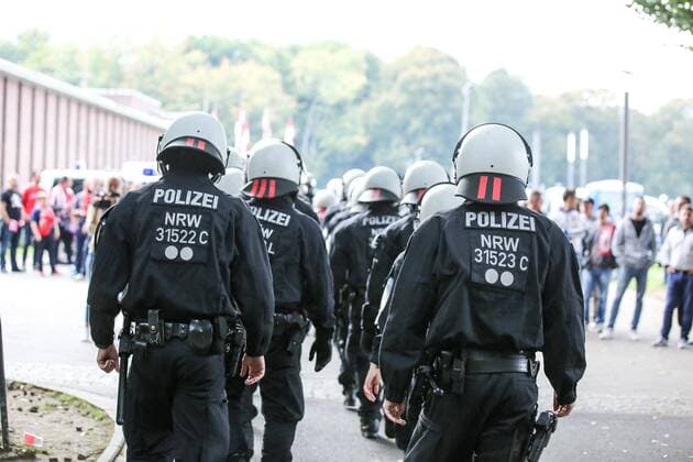 Die Polizei sichert das Gelaende beim Eintreffen der Fans aus Belgrad, 1. FC Koeln - Roter Stern Belgrad Koeln Copyright: xEIBNER BenjaminxHornx EP_BHN
