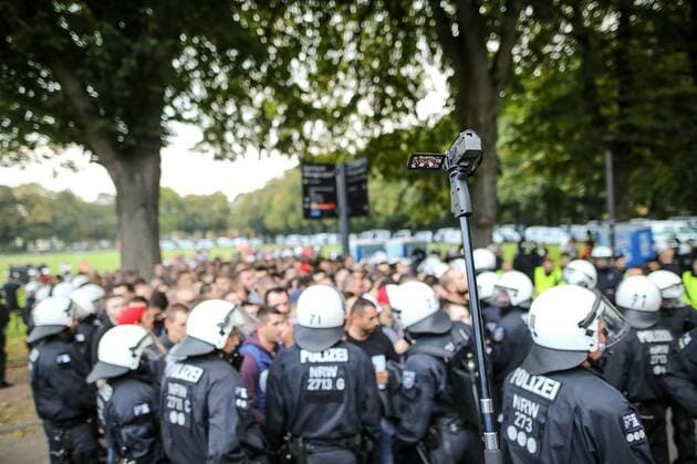 Die Polizei sichert das Gelaende beim Eintreffen der Fans aus Belgrad, 1. FC Koeln - Roter Stern Belgrad Koeln Copyright: xEIBNER BenjaminxHornx EP_BHN