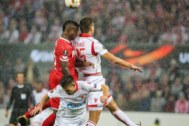 Jhon Cordoba (FC Koeln 15), Jhon Cordoba (FC Koeln 15) prallen mit den Koepfen zusammen, 1. FC Koeln - Roter Stern Belgrad Koeln Copyright: xEIBNER BenjaminxHornx EP_BHN