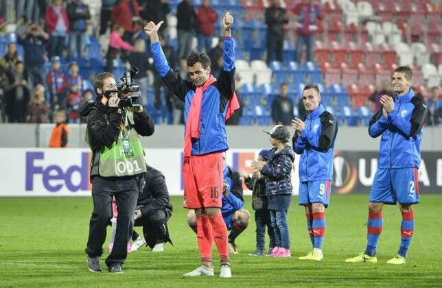Goalkeeper ALES HRUSKA (center, Plzen) greets Plzen fans after win in the 2nd round group G European League soccer match Viktoria Plzen vs Hapoel Beer Sheva in Pilsen, Czech Republic, on September 28, 2017. (CTKxPhoto MiroslavxChaloupka) CTKPhotoP201709280981301  cha12
