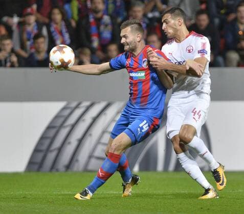 L-R RADIM REZNIK (Plzen) and HATEM ELHAMED (Beer Sheva) in action during the 2nd round group G European League soccer match Viktoria Plzen vs Hapoel Beer Sheva in Pilsen, Czech Republic, on September 28, 2017. (CTKxPhoto MiroslavxChaloupka) CTKPhotoP201709280911401  cha06