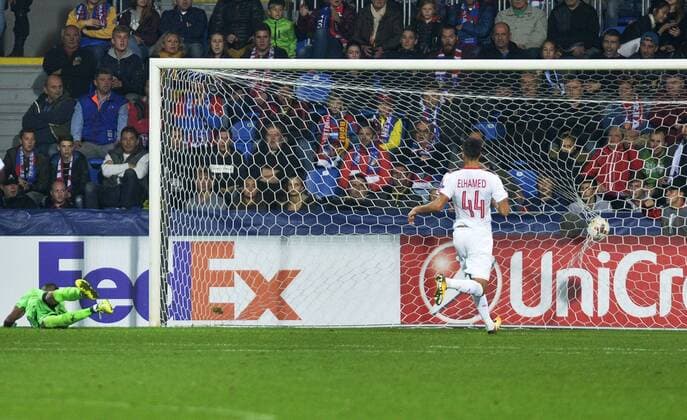 L-R goalkeeper DAVID GORESH and HATEM ELHAMED (both Beer Sheva) are seen during the 2nd round group G European League soccer match Viktoria Plzen vs Hapoel Beer Sheva in Pilsen, Czech Republic, on September 28, 2017. (CTKxPhoto MiroslavxChaloupka) CTKPhotoP201709280939601  cha07