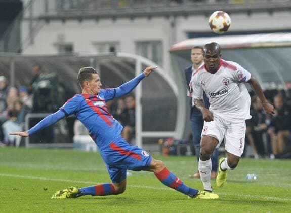 R-L ANTHONY NWAKAEME (Beer Sheva) and LUKAS HEJDA (Plzen) in action during the 2nd round group G European League soccer match Viktoria Plzen vs Hapoel Beer Sheva in Pilsen, Czech Republic, on September 28, 2017. (CTKxPhoto MiroslavxChaloupka) CTKPhotoP201709280946001  cha08