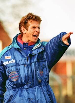 Aus 2. BL Saison 1992 1993 VfL Wolfsburg (Grün) gegen den VfL Osnabrück (Weiss) 2:0 am 05.12.1992. Im Foto: VfL WOB. Trainer Uwe Erkenbrecher