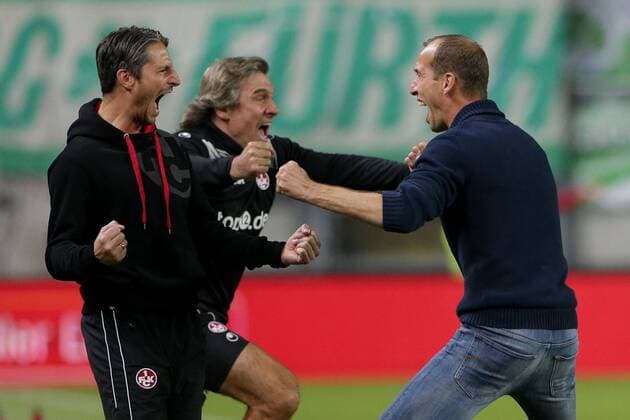 Jeff Strasser (Trainer Kaiserslautern) jubelt, freut sich, Jubel, Freude mit Alexander Bugera (Co-Trainer) und Gerry Ehrmann (Torwarttrainer, im Hintergrund) Fussball, 2. Bundesliga, Deutschland, 9. Spieltag, Saison 2017-2018 29.09.2017 GER, 2.FBL, 1. FC Kaiserslautern - SpVgg Greuther Fürth (Fuerth) Fritz-Walter-Stadion, Kaiserslautern