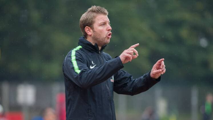 Trainer Florian Kohfeldt (SV Werder Bremen II) gibt Anweisungen, gestikuliert, mit den Armen gestikulieren, Portrait, Nahaufnahme, Einzelfoto, Einzelbild, Fussball, 3. Liga, SV Werder Bremen II - Chemnitzer FC, xobx