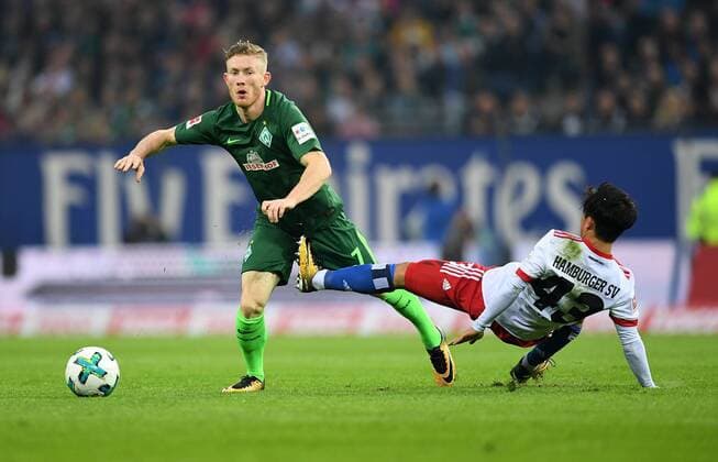 Bilder des Tages - SPORT FUSSBALL 1. BUNDESLIGA SAISON 2017 2018 Hamburger SV - SV Werder Bremen 30.09.2017 Florian Kainz (li, SV Werder Bremen) gegen Tatsuya Ito (re, Hamburger SV) HAMBURG 