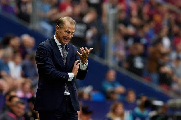 FuÃŸball, UD Levante - CD Alaves 30th September 2017, Ciutat de Valencia, Valencia, Spain; La Liga football, Levante versus Alaves; Gianni De Biasi head coach of Deportivo Alaves reacts at the dugout;  ActionPlus11936098