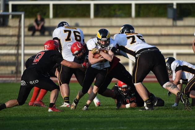 American Football, Herren, Saison 2017, GFL 2, Relegationsrückspiel zum Aufstieg in die GFL , Potsdam Royals - Berlin Adler, DB Jan Schewitza (Nr. 13, Potsdam Royals), DL Rabie El-Tayeb (Nr. 99, Potsdam Royals), WR Kevin Baumgart (Nr. 81, Berlin Adler), OL Florian Hoffmann (Nr. 75, Berlin Adler), 30.09.17, Copyright: xMichaelxHundtx xMatthiasxKochx