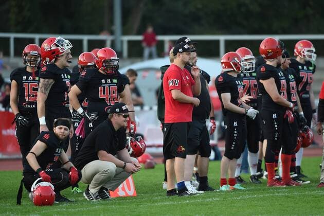 American Football, Herren, Saison 2017, GFL 2, Relegationsrückspiel zum Aufstieg in die GFL , Potsdam Royals - Berlin Adler, Cheftrainer Michael Vogt (Potsdam Royals, mi.) beobachtet das Spiel, 30.09.17, Copyright: xMichaelxHundtx xMatthiasxKochx
