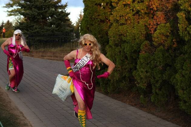 Bilder des Tages - SPORT JERSEY CITY, NJ - SEPTEMBER 30: Male spectators dressed in drag run to the first tee during the third round of the Presidents Cup at Liberty National Golf Club on September 30, 2017 in Jersey City, New Jersey. (Photo by Brian Spurlock Icon Sportswire) GOLF: SEP 30 PGA Golf Herren - The Presidents Cup - Third Round Icon170930223 EDITORIAL USE ONLY