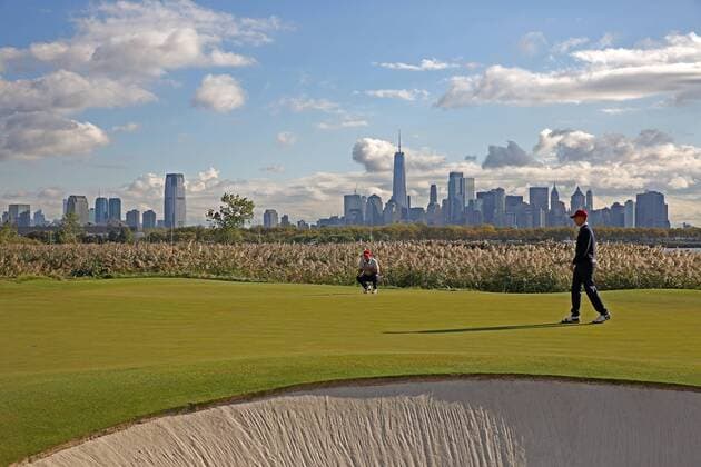 Bilder des Tages - SPORT JERSEY CITY, NJ - SEPTEMBER 30: USA golfers Patrick Reed and Jordan Spieth putt on the 10th hole with the New York city skyline in the background during the third round of the Presidents Cup at Liberty National Golf Club on September 30, 2017 in Jersey City, New Jersey. (Photo by Brian Spurlock Icon Sportswire) GOLF: SEP 30 PGA Golf Herren - The Presidents Cup - Third Round Icon170930234 EDITORIAL USE ONLY
