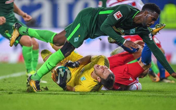 Bilder des Tages - SPORT FUSSBALL 1. BUNDESLIGA SAISON 2017 2018 Hamburger SV - SV Werder Bremen 30.09.2017 Torwart Jiri Pavlenka (Mitte) und Ulisses Garcia (vorn, beide SV Werder Bremen) gegen Aaron Hunt (hinten, Hamburger SV) HAMBURG 