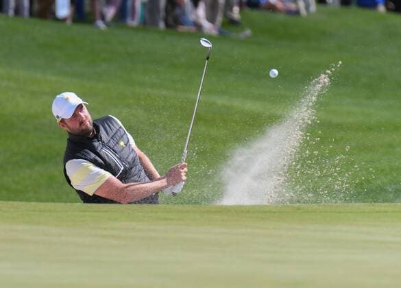 Saturday September 30, 2017: Marc Leishman hits a shot out of the sand on the 3rd hole during the fourth round of the Presidents Cup at Liberty National Golf Course in Jersey City, New Jersey. CSM PGA Golf Herren 2017: Presidents Cup SEPT 30 - ZUMAc04_ 20170930_zaf_c04_225 Copyright: xGregoryxVasilx