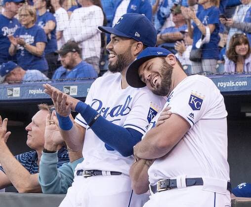 Bilder des Tages - SPORT September 30, 2017 - Kansas City, MO, USA - The Kansas City Royals Mike Moustakas leans on the shoulder of teammate Eric Hosmer during the playing of a tribute video to Moustakas breaking the team record for most home runs in a season before a game against the Arizona Diamondbacks at Kauffman Stadium in Kansas City, Mo., on Saturday, Sept, 30, 2017. Arizona at Kansas City - ZUMAm67_ 20170930_zaf_m67_083 Copyright: xJohnxSleezerx