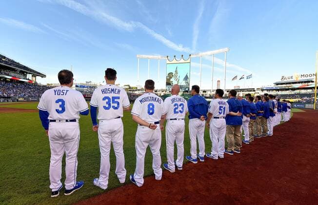 Bilder des Tages - SPORT September 30, 2017 - Kansas City, MO, USA - The Kansas City Royals during the playing of the national anthem before a game against the Arizona Diamondbacks at Kauffman Stadium in Kansas City, Mo., on Saturday, Sept, 30, 2017. Arizona at Kansas City - ZUMAm67_ 20170930_zaf_m67_080 Copyright: xJohnxSleezerx