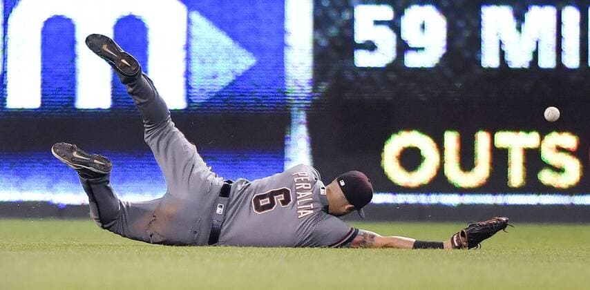 Bilder des Tages - SPORT September 30, 2017 - Kansas City, MO, USA - Arizona Diamondbacks right fielder David Peralta misses on a single by the Kansas City Royals Lorenzo Cain in the sixth inning at Kauffman Stadium in Kansas City, Mo., on Saturday, Sept., 30, 2017. Arizona at Kansas City - ZUMAm67_ 20170930_zaf_m67_142 Copyright: xJohnxSleezerx