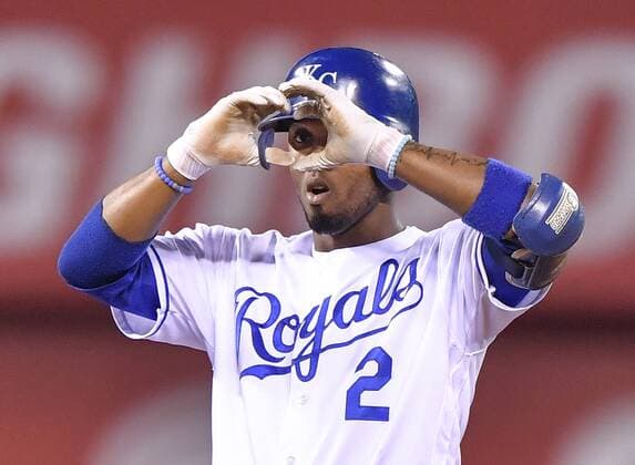 Bilder des Tages - SPORT September 30, 2017 - Kansas City, MO, USA - The Kansas City Royals Alcides Escobar signals to the dugout after hitting a double in the fifth inning against the Arizona Diamondbacks at Kauffman Stadium in Kansas City, Mo., on Saturday, Sept., 30, 2017. Arizona at Kansas City - ZUMAm67_ 20170930_zaf_m67_143 Copyright: xJohnxSleezerx