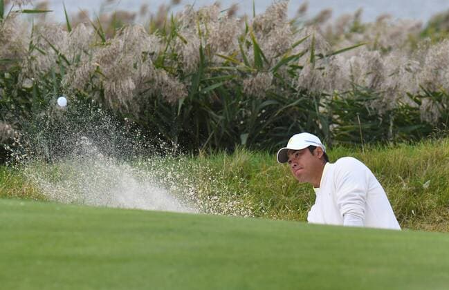 Saturday September 30, 2017: Si Woo Kim of the International Team hits a shot out of the sand on the 10th hole during the fourth round of the Presidents Cup at Liberty National Golf Course in Jersey City, New Jersey. CSM PGA Golf Herren 2017: Presidents Cup SEPT 30 - ZUMAc04_ 20170930_zaf_c04_201 Copyright: xGregoryxVasilx