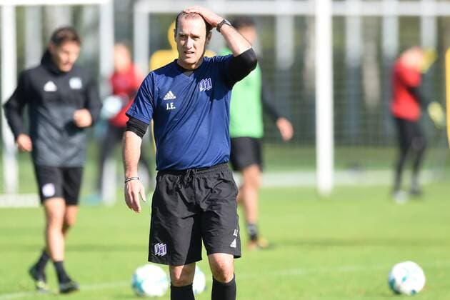 Training VfL Osnabrück am 20.09.2017 im Sportpark Illoshöhe in Osnabrück Trainer Joe Enochs (Osnabrueck) nachdenklich. MT