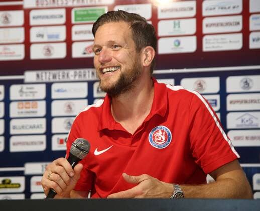 Fußball, Trainerhistorie, Wuppertaler SV Regionalliga West, Saison 2017 2018, 11. Spieltag, Wuppertaler SV - RW Oberhausen -- ein gut gelaunter Stefan Vollmerhausen ( Wuppertaler SV ) bei der Pressekonferenz