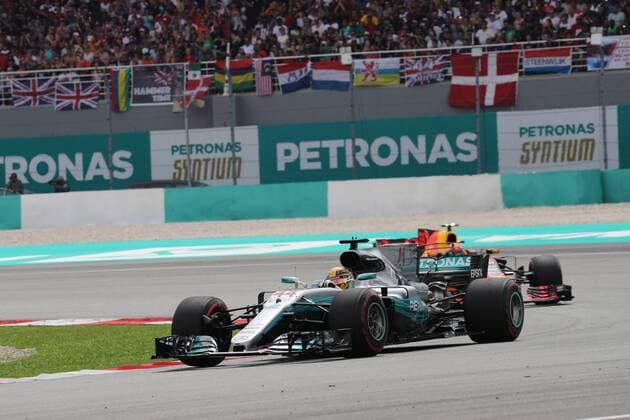 01.10.2017 - Race, Lewis Hamilton (GBR) Mercedes AMG F1 W08 leads Max Verstappen (NED) Red Bull Racing RB13 Malaysian Grand Prix, Sepang 28 September - 1 October 2017 01.10.2017 - Race, Lewis Hamilton (GBR) Mercedes AMG F1 W08 leads Max Verstappen (NED) Red Bull Racing RB13 
