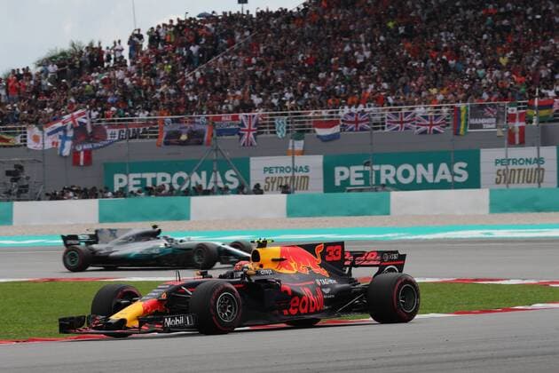 01.10.2017 - Race, Max Verstappen (NED) Red Bull Racing RB13 leads Lewis Hamilton (GBR) Mercedes AMG F1 W08 Malaysian Grand Prix, Sepang 28 September - 1 October 2017 01.10.2017 - Race, Max Verstappen (NED) Red Bull Racing RB13 leads Lewis Hamilton (GBR) Mercedes AMG F1 W08 