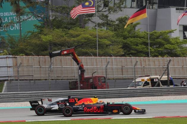 01.10.2017 - Race, Max Verstappen (NED) Red Bull Racing RB13 overtakes Lewis Hamilton (GBR) Mercedes AMG F1 W08 Malaysian Grand Prix, Sepang 28 September - 1 October 2017 01.10.2017 - Race, Max Verstappen (NED) Red Bull Racing RB13 overtakes Lewis Hamilton (GBR) Mercedes AMG F1 W08 