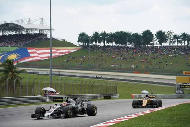 01.10.2017 - Race, Kevin Magnussen (DEN) Haas F1 Team VF-17 and Nico Hulkenberg (GER) Renault F1 Team RS17 Malaysian Grand Prix, Sepang 28 September - 1 October 2017 01.10.2017 - Race, Kevin Magnussen (DEN) Haas F1 Team VF-17 and Nico Hulkenberg (GER) Renault Sport F1 Team RS17 