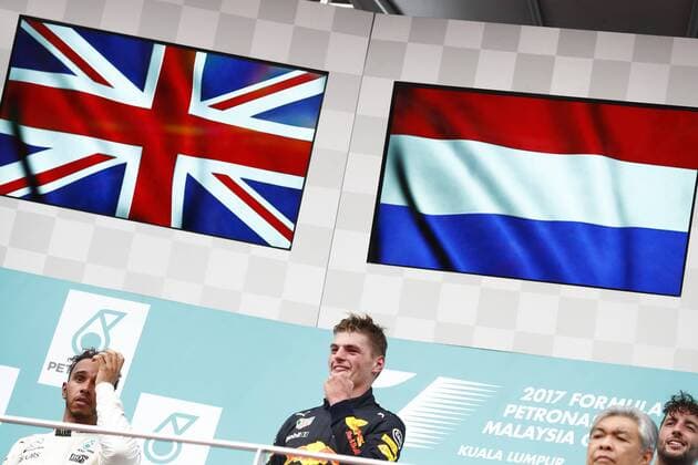 Motorsports: FIA Formula One World Championship WM Weltmeisterschaft 2017, Grand Prix of Malaysia, 44 Lewis Hamilton (GBR, Mercedes AMG Petronas F1 Team), 33 Max Verstappen (NLD, Red Bull Racing), Sepang Malaysia