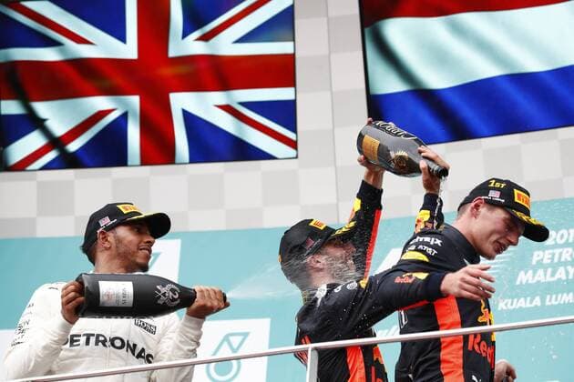 Motorsports: FIA Formula One World Championship WM Weltmeisterschaft 2017, Grand Prix of Malaysia, 44 Lewis Hamilton (GBR, Mercedes AMG Petronas F1 Team), 3 Daniel Ricciardo (AUS, Red Bull Racing), 33 Max Verstappen (NLD, Red Bull Racing), Sepang Malaysia