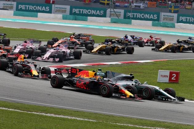 01.10.2017 - Race, Start of the race, Max Verstappen (NED) Red Bull Racing RB13 and Valtteri Bottas (FIN) Mercedes AMG F1 W08 Malaysian Grand Prix, Sepang 28 September - 1 October 2017 01.10.2017 - Race, Start of the race, Max Verstappen (NED) Red Bull Racing RB13 and Valtteri Bottas (FIN) Mercedes AMG F1 W08 