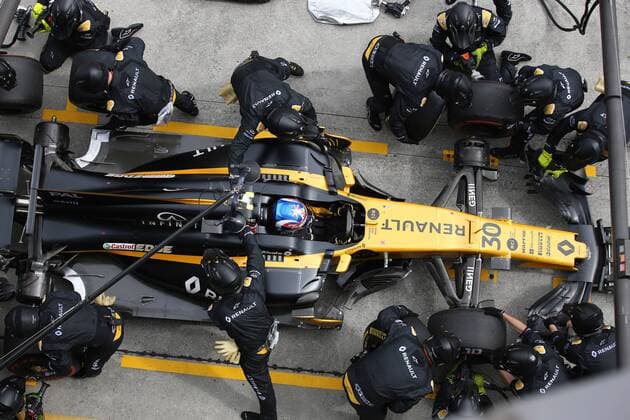 01.10.2017 - Race, Pit stop, Jolyon Palmer (GBR) Renault F1 Team RS17 Malaysian Grand Prix, Sepang 28 September - 1 October 2017 01.10.2017 - Race, Pit stop, Jolyon Palmer (GBR) Renault Sport F1 Team RS17 