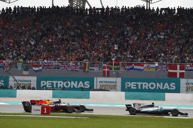 Motorsports: FIA Formula One World Championship WM Weltmeisterschaft 2017, Grand Prix of Malaysia, 44 Lewis Hamilton (GBR, Mercedes AMG Petronas F1 Team), 77 Valtteri Bottas (FIN, Mercedes AMG Petronas F1 Team), 33 Max Verstappen (NLD, Red Bull Racing), Start Sepang Malaysia