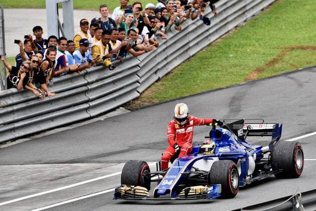 Themen der Woche - SPORT Bilder des Tages - SPORT Pascal Wehrlein nimmt Sebastian Vettel auf dem Formel1 Auto als Taxi mit, Sebastian Vettel (GER 5), Scuderia Ferrari, Pascal Wehrlein (GER 94), Sauber F1 Team Ferrari, Grosser Preis von Malaysia 2017, Rennen, Motorsport, Formel 1, 01.10.2017, Kuala Lumpur Copyright: xAndre Eibner-Pressefotox EP_JAE