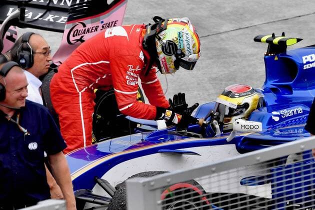 Pascal Wehrlein nimmt Sebastian Vettel auf dem Formel1 Auto als Taxi mit, Sebastian Vettel (GER 5), Scuderia Ferrari, Pascal Wehrlein (GER 94), Sauber F1 Team Ferrari, Grosser Preis von Malaysia 2017, Rennen, Motorsport, Formel 1, 01.10.2017, Kuala Lumpur Copyright: xAndre Eibner-Pressefotox EP_JAE