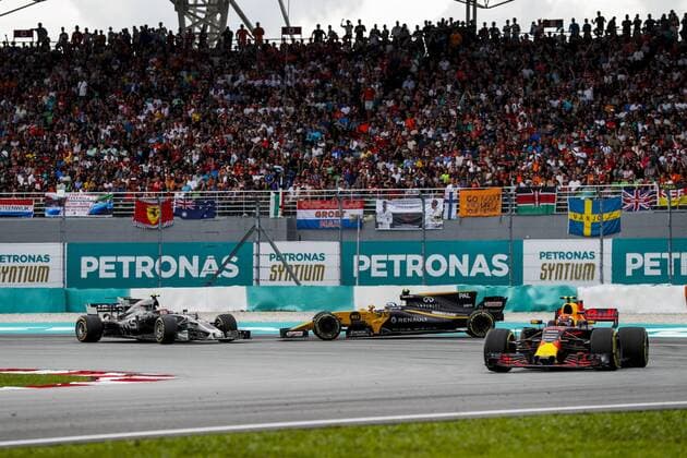 Motorsports: FIA Formula One World Championship WM Weltmeisterschaft 2017, Grand Prix of Malaysia, 33 Max Verstappen (NLD, Red Bull Racing), 20 Kevin Magnussen (DNK, Haas F1 Team), 30 Jolyon Palmer (GBR, Renault F1 Team), Sepang Malaysia