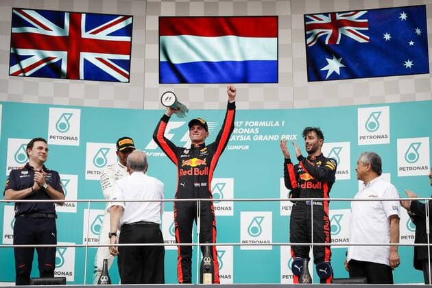 Bilder des Tages - SPORT Motorsports: FIA Formula One World Championship WM Weltmeisterschaft 2017, Grand Prix of Malaysia, 44 Lewis Hamilton (GBR, Mercedes AMG Petronas F1 Team), 33 Max Verstappen (NLD, Red Bull Racing), 3 Daniel Ricciardo (AUS, Red Bull Racing), Sepang Malaysia
