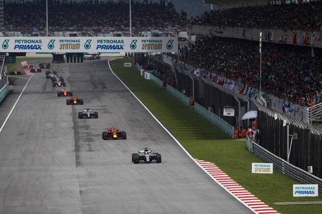 Motorsports: FIA Formula One World Championship WM Weltmeisterschaft 2017, Grand Prix of Malaysia, 44 Lewis Hamilton (GBR, Mercedes AMG Petronas F1 Team), 33 Max Verstappen (NLD, Red Bull Racing), 77 Valtteri Bottas (FIN, Mercedes AMG Petronas F1 Team), Sepang Malaysia