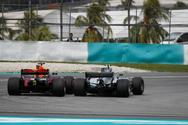 Motorsports: FIA Formula One World Championship WM Weltmeisterschaft 2017, Grand Prix of Malaysia, 3 Daniel Ricciardo (AUS, Red Bull Racing), 77 Valtteri Bottas (FIN, Mercedes AMG Petronas F1 Team), Sepang Malaysia