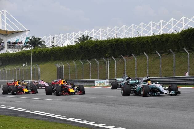 Motorsports: FIA Formula One World Championship WM Weltmeisterschaft 2017, Grand Prix of Malaysia, Start, 44 Lewis Hamilton (GBR, Mercedes AMG Petronas F1 Team), 33 Max Verstappen (NLD, Red Bull Racing), 3 Daniel Ricciardo (AUS, Red Bull Racing), 77 Valtteri Bottas (FIN, Mercedes AMG Petronas F1 Team), Sepang Malaysia